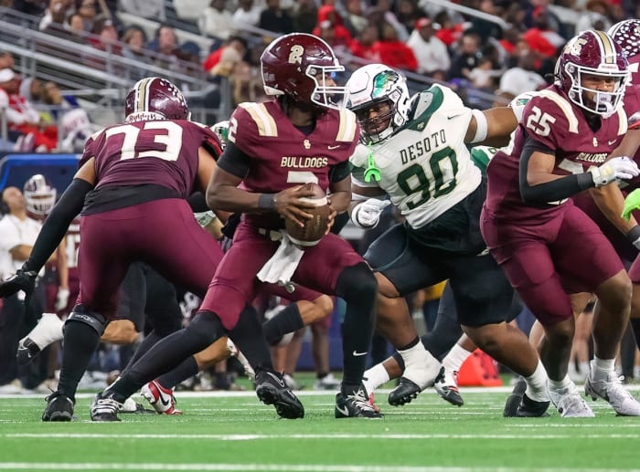 Summer Creek QB Blake Thomas surveys the field during the 6A Division II state title loss to DeSoto on Saturday at AT&T Stadium.